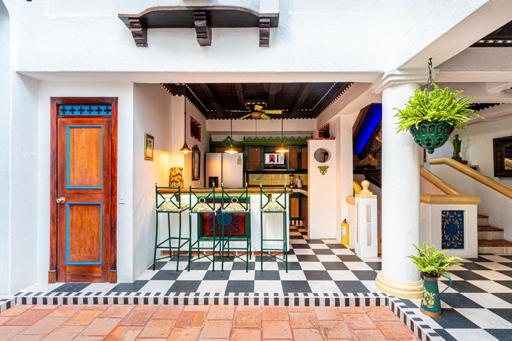 Barra de la cocina con bancos