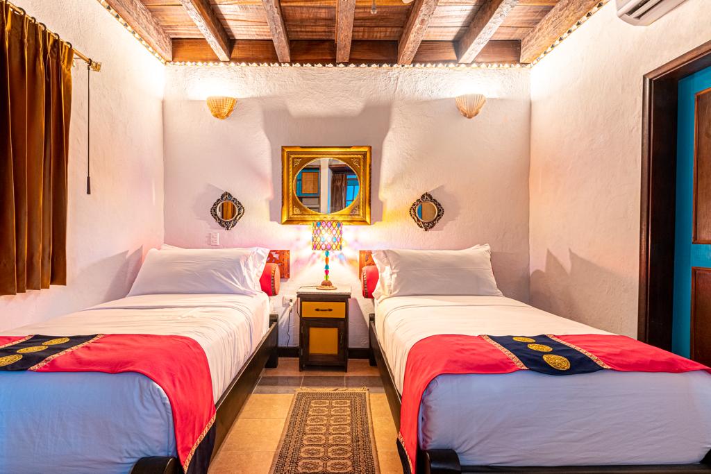 Habitación con dos camas sencillas
