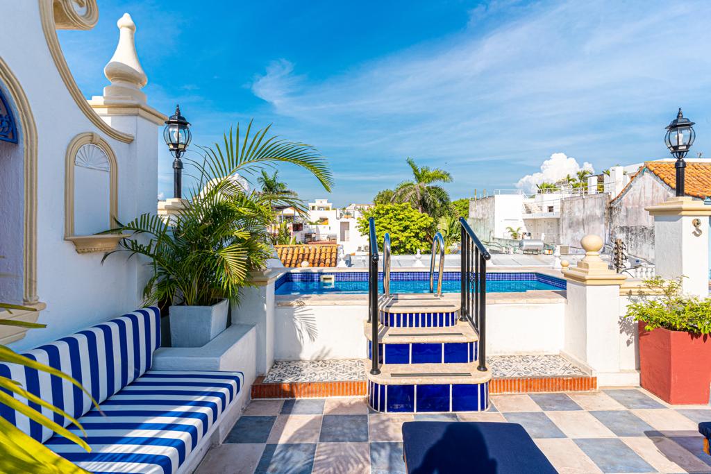 Piscina del rooftop con vista a Cartagena