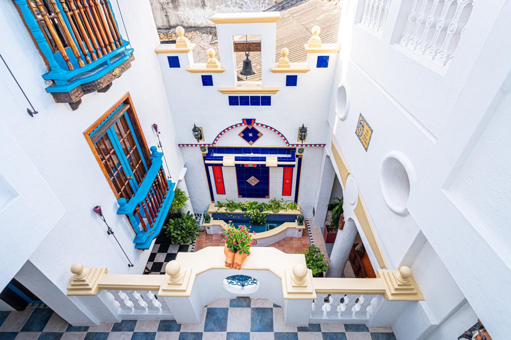 Vista interior de la casa y balcones